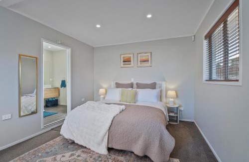 Coromandel Apartment | Wharf Landing - Harbour View with Sunny Balcony, Walk to Town
