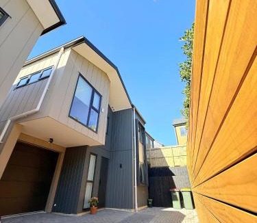 Rothesay Bay House | Welcome to 4 bedrooms retreat Golden Lotus Family