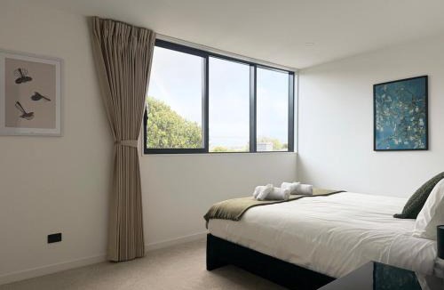 Otahuhu House | Designer Villa, Panoramic Views & Private Spa