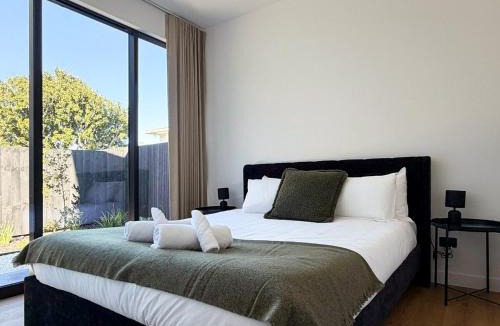 Otahuhu House | Designer Villa, Panoramic Views & Private Spa