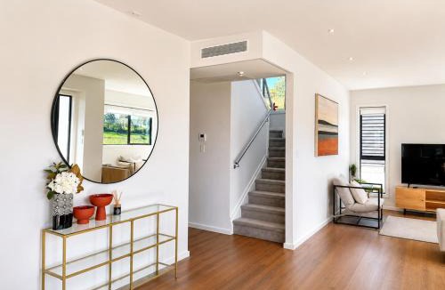 Devonport Villa | Luxury Coastal 4BR 3BA Luxury holiday house in North