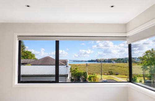 Devonport Villa | Luxury Coastal 4BR 3BA Luxury holiday house in North