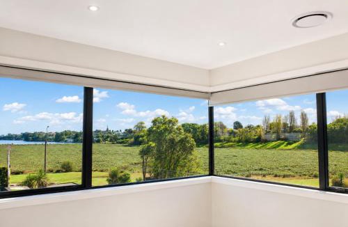 Devonport Villa | Luxury Coastal 4BR 3BA Luxury holiday house in North