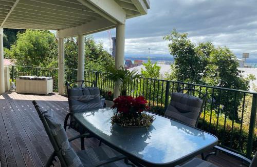 Bluff Hill Apartment | Maison Blue - Chic Garden Apartment - Pet Friendly