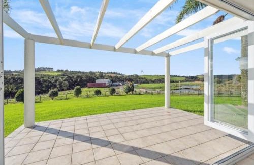 Dairy Flat House | Family Farm Retreat - Sauna & Scenic Views