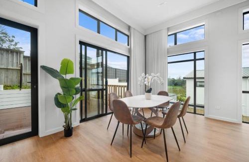 Devonport Villa | Brand-New Waterfront Sanctuary 4BR 4BA w 4 Parks