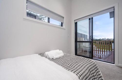 Devonport Villa | Brand-New Waterfront Sanctuary 4BR 4BA w 4 Parks