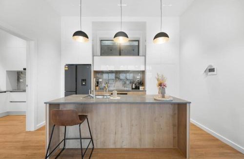 Devonport Villa | Brand-New Waterfront Sanctuary 4BR 4BA w 4 Parks