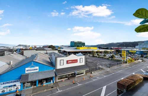 Petone Apartment | Sunny 3BR Petone Apt - Close to Shops Transit