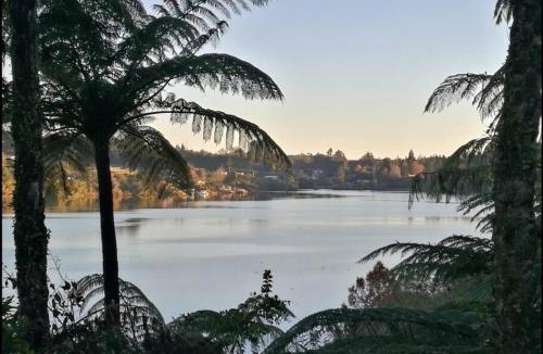 Okere Falls House | Kowhai Studio - Spa Bath Walk to Okere Falls