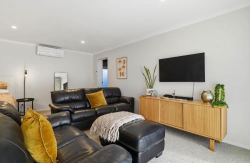 Okere Falls House | Kowhai Studio - Spa Bath Walk to Okere Falls