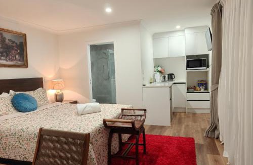 Dinsdale Bed & Breakfast | Private Cozy Sleepout with Free Parking & Self Check-in