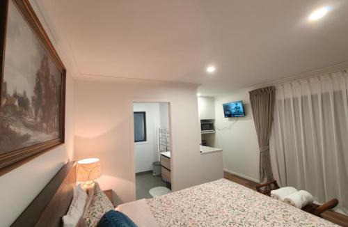 Dinsdale Bed & Breakfast | Private Cozy Sleepout with Free Parking & Self Check-in