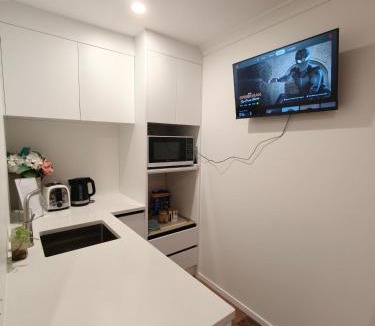 Dinsdale Bed & Breakfast | Private Cozy Sleepout with Free Parking & Self Check-in