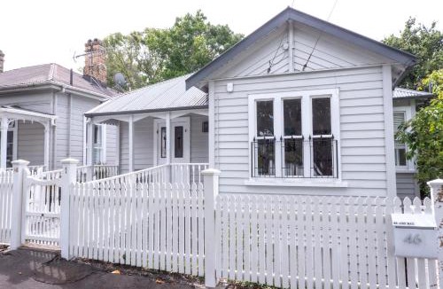 Freemans Bay Apartment | Light-filled Renovated Villa Walk to Ponsonby Road