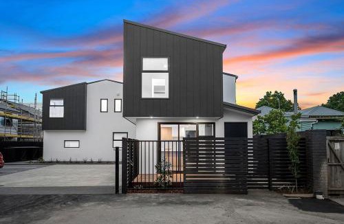 Addington Apartment | Stylish Standalone, 2 Bed, 2 Bath and parking