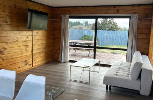 Waikuku Beach Hotel | Pine Lake View Lodge