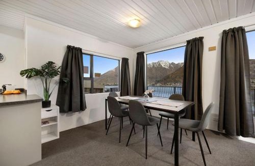 Frankton House | Peak Paradise Lodge - Hot Tub - Lake Views