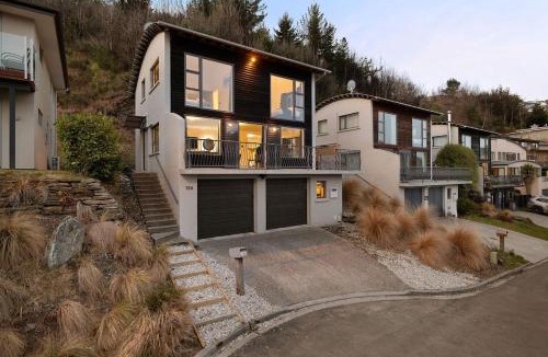 Frankton House | Peak Paradise Lodge - Hot Tub - Lake Views