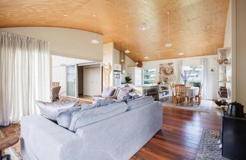 Tangoio House | Pīwakawaka - Coastal Retreat - Waipatiki Beach