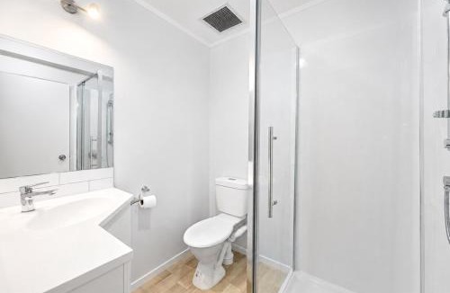 Auckland Villa | Secluded 5BR Retreat w Bay Views & 5-min to Beach