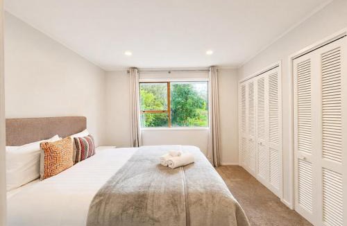 Auckland Villa | Secluded 5BR Retreat w Bay Views & 5-min to Beach