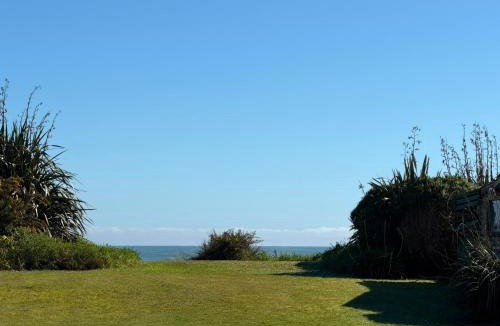 Hokitika House | Prime Beachfront - Sunsets, Space & Serenity