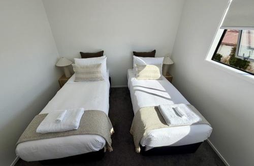Te Atatu Peninsula House | Modern Te Atatu Sanctuary - Air-con and Sofa Bed