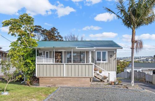 Red Beach House | Rockstar Retreat - Auckland Holiday Home