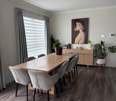 Auckland House | Private wonderful 6 Bedroom House in Flatbush