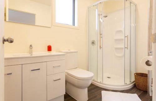 Queenstown House | Custom Cabin - In Town - Hot Tub