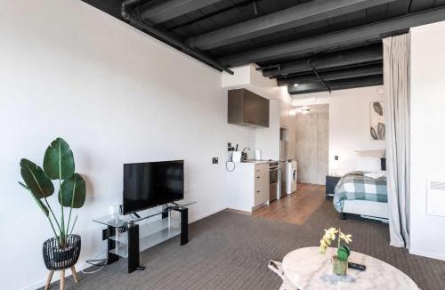 Petone Apartment | Cozy Studio - Private Balcony Bath and Tub
