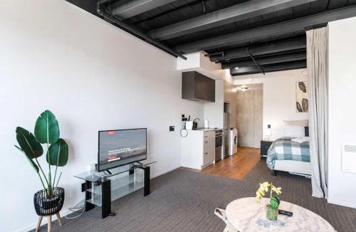Petone Apartment | Cozy Studio - Private Balcony Bath and Tub