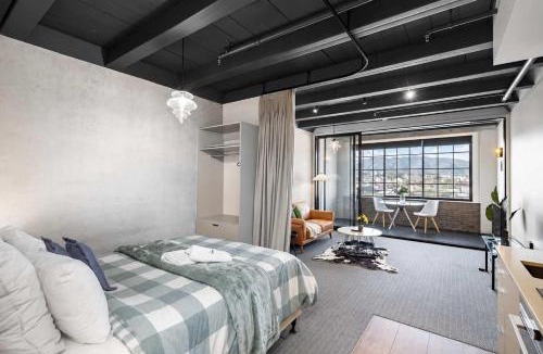 Petone Apartment | Cozy Studio - Private Balcony Bath and Tub