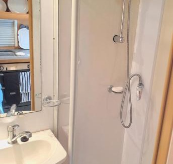 Tauranga House | Sunshine Caravan - Private & Self-Contained, 250m from Hospital
