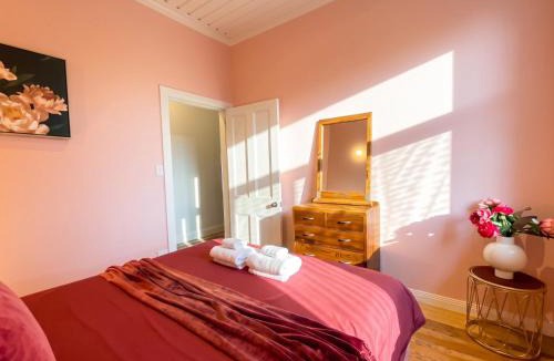 Tauranga House | Heritage Heart, City Smart - 4BR Villa Great Views