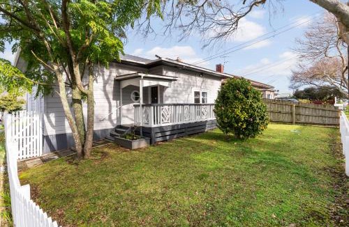 Otahuhu House | Poolside Pause - Auckland Holiday Home
