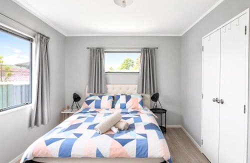 Papakura House | Cozy 2BR Standalone Home with 3 Beds & Sunny Deck