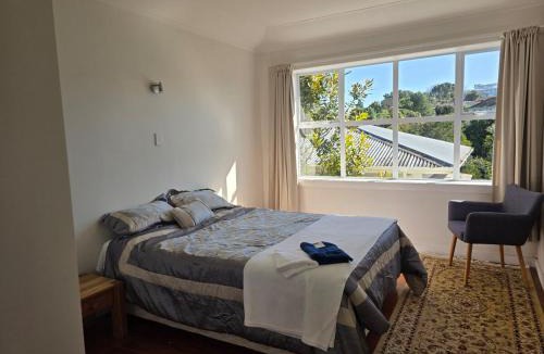 Auckland House | 3 bed 2 bath home, 10 min walk to train & shops