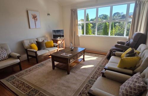 Auckland House | 3 bed 2 bath home, 10 min walk to train & shops