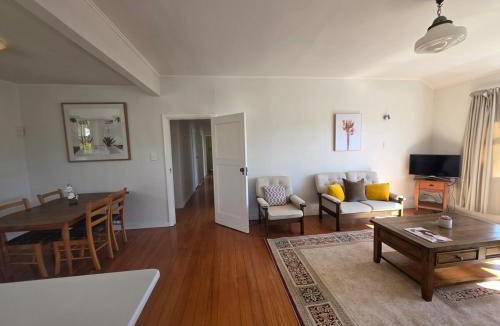 Auckland House | 3 bed 2 bath home, 10 min walk to train & shops