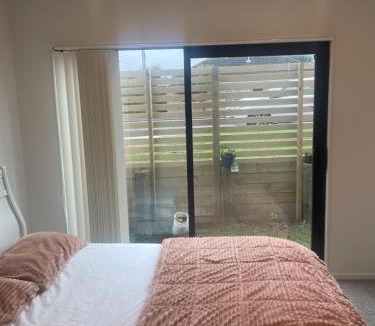 Manurewa House | private one-bedroom with attached ensuite bathroom