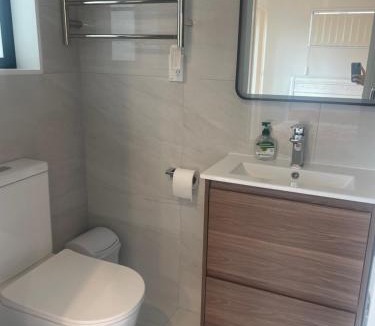 Manurewa House | private one-bedroom with attached ensuite bathroom