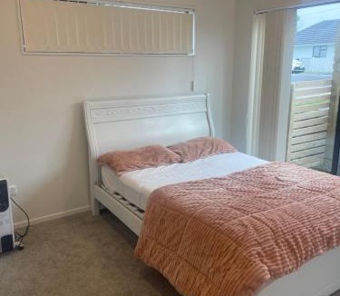 Manurewa House | private one-bedroom with attached ensuite bathroom