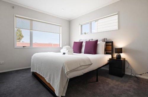 Takanini House | Modern 4BR Home 3 Bath Free Parking