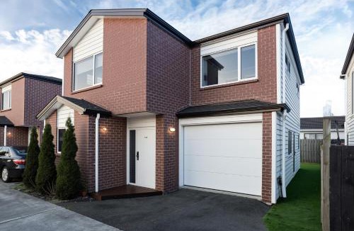 Takanini House | Modern 4BR Home 3 Bath Free Parking