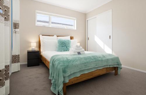 Takanini House | Modern 4BR Home 3 Bath Free Parking