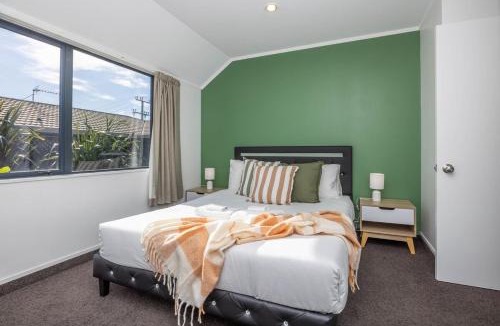 Hamilton Villa | Great Short-Mid Term Stay! River Views& Games Room