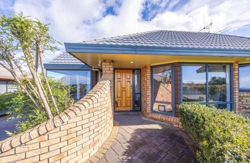 Hamilton Villa | Great Short-Mid Term Stay! River Views& Games Room