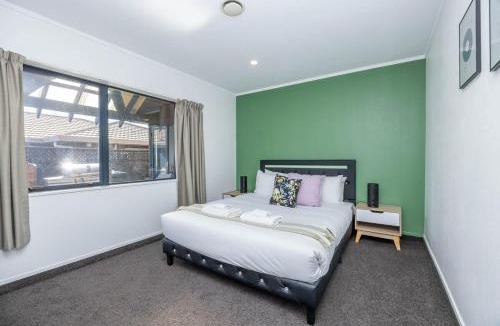 Hamilton Villa | Great Short-Mid Term Stay! River Views& Games Room